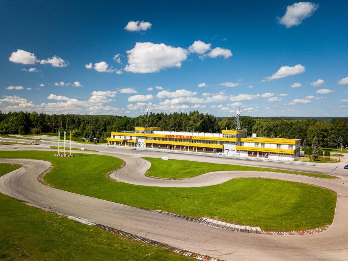 Hotel Tor Kielce Cminsk エクステリア 写真